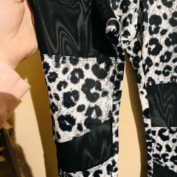 Nwt Recovery Wear Boutique snow leopard Leggings - Picture 4 of 6